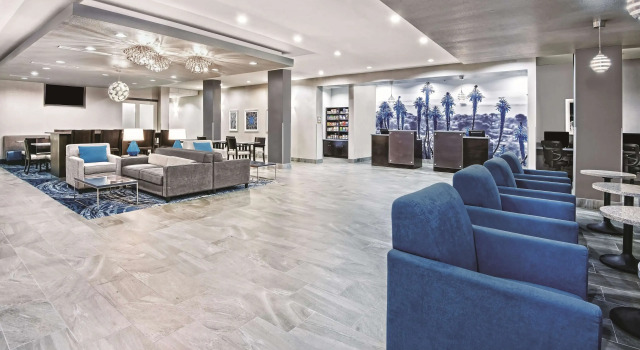 La Quinta Inn & Suites by Wyndham Victoria - South, Book Hotel Victoria Houston