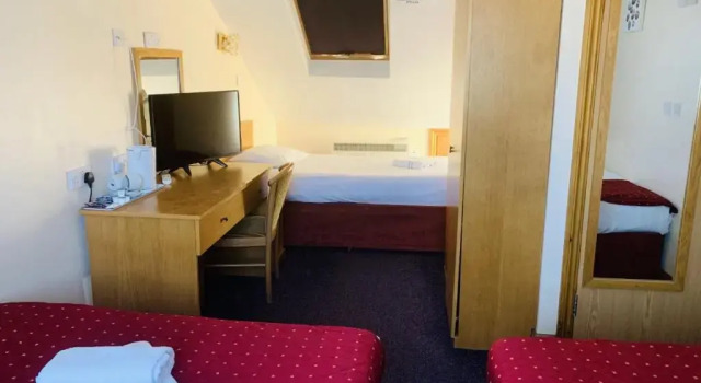 Четырёхместный номер Standard Britannia Inn Hotel