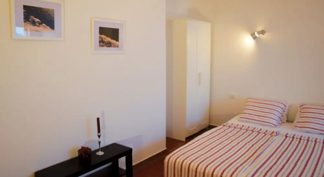 Люкс с балконом и рядом с пляжем Apartments Issa
