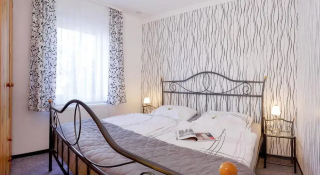 Bungalow "Wiesenblick", Book Hotel Trassenheide Usedom
