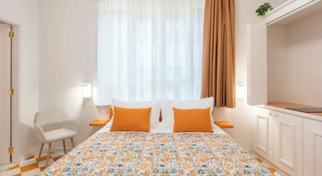 Luxury New Sorrento Home With Terrace - Sleeps 12, Забронировать Апартаменты/квартира Отели Сорренто с парковкой, рядом с St.Francis Church and Convent, Парковка