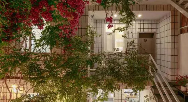 Half-circle coffee hostel