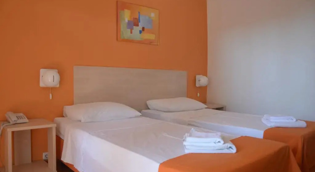 Hotel Borik, Забронировать Отель Отели Лумбарды с бассейном, рядом с Частный Пляж «Апартментс Зуре», Бассейн