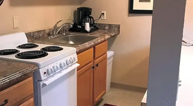 Студия Lakeshore Inn & Suites