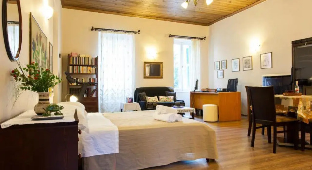Студия Psyri Neoclassical House w Yard - Free Parking