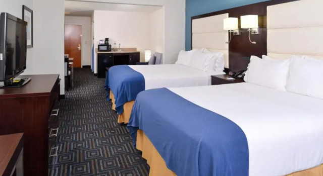 Четырёхместный номер Standard La Quinta Inn & Suites by Wyndham Bessemer