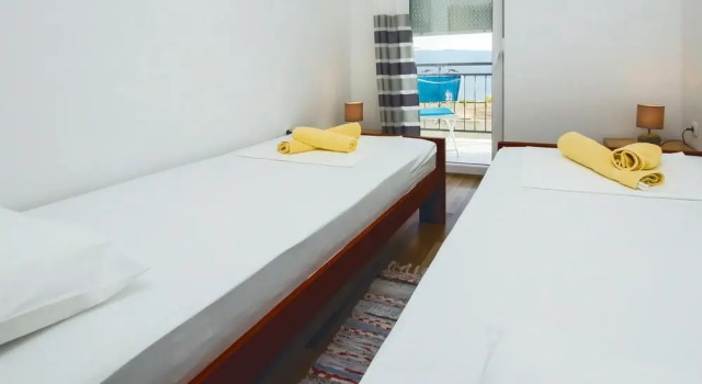 Stunning Home in Mali Rat With Wifi and 2 Bedrooms, Rezerwuj Hotel Hotele w Split-Dalmatia County z parkingiem, Parking