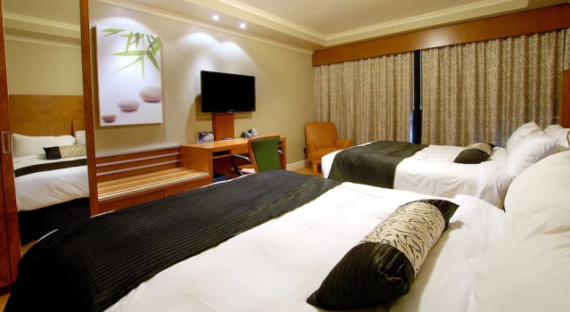 Четырёхместный номер Standard Hotel & Suites Le Dauphin Drummondville