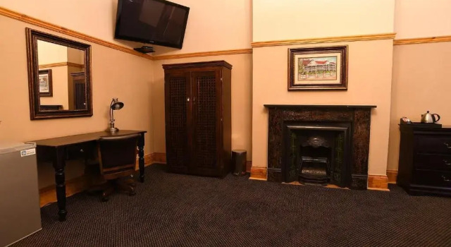 Люкс Superior Halfway House Hotel