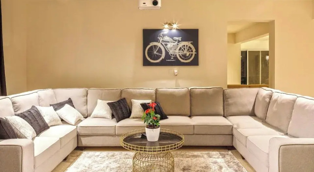 Вилла Golf View Home by StayJade Luxury HugeLawn4BHK