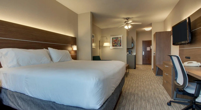 Двухместный люкс Holiday Inn Express Hotel & Suites Vernon College Area by IHG