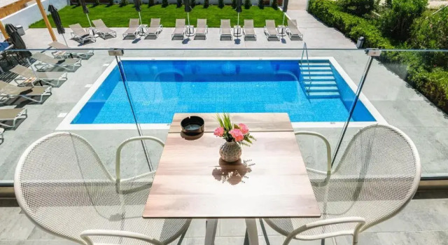 Студия White Canvas Boutique Studios