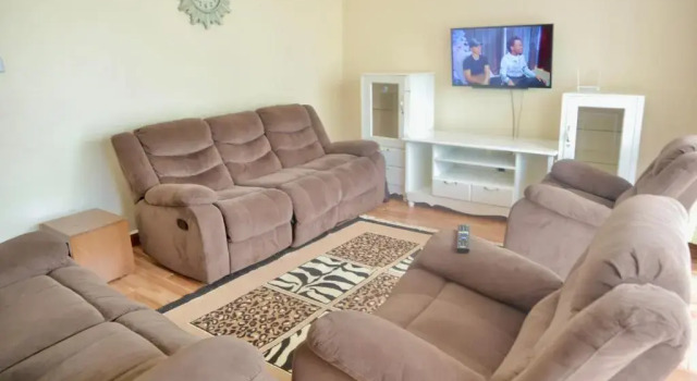 Up-Hill Rosslyn 1 bedroom Apartment