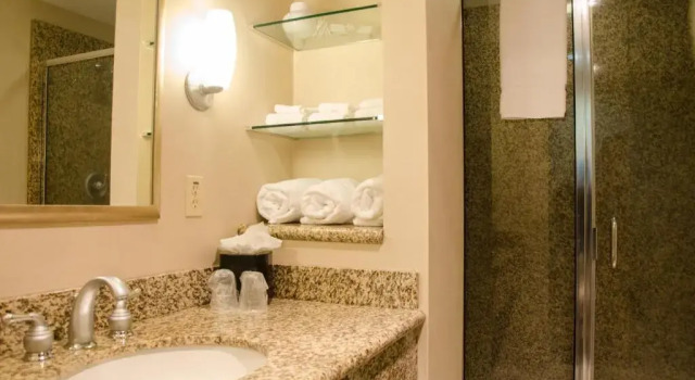 Четырёхместный номер Standard Holiday Inn Hotel Pewaukee-Milwaukee West by IHG