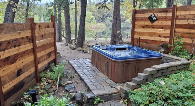 Коттедж 1BR Dog-friendly Lakefront Cabin w/ Canoes