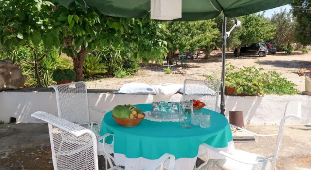 Trullo Fior di Capperi (MFR101), Varaa Hotelli Hotellit Valle d'Itria pysäköinnillä, Pysäköinti