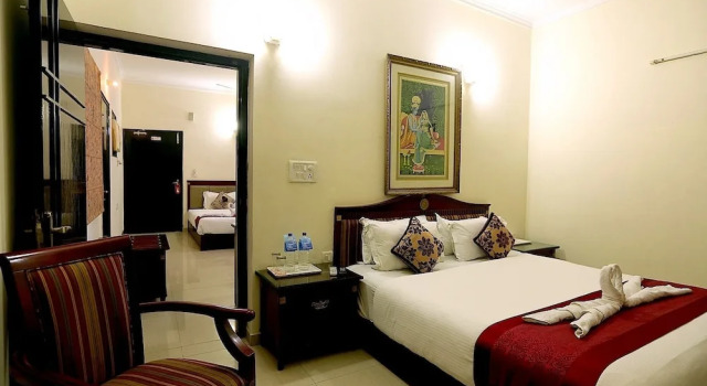 Семейный люкс с 2 комнатами с балконом Hotel Kridha Residency - Opposite Prem Mandir Vrindavan