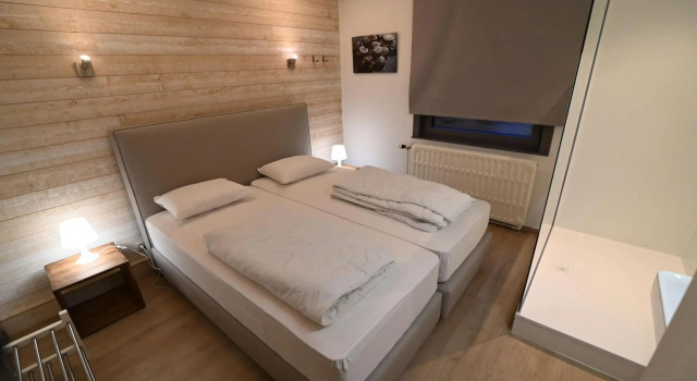 Lovely Holiday Home in Marche-en-Famenne with Hot Tub, Забронировать Отель Отели Land of Marche et Nassogne с парковкой, Парковка