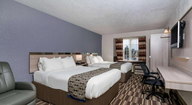 Четырёхместный номер Standard Microtel Inn & Suites by Wyndham Rochester North Mayo Clinic