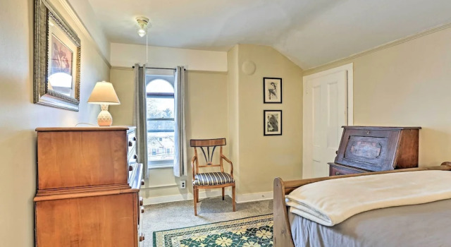 Pet-friendly Apt in 1850's Victorian Mansion!, Buchen Sie Ferienwohnung  
