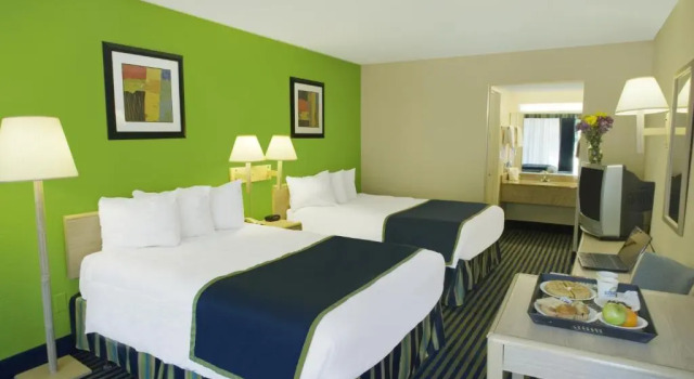 Четырёхместный номер Standard Days Inn by Wyndham Richmond Hill/Savannah