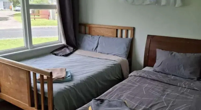3 Bedroom House A 3 Frank St, Забронировать Дом для отпуска Коттеджи Озера Роторуа, Коттедж