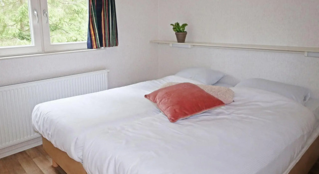 Nice chalet with dishwasher surrounded by greenery, Book Chalet Villaer i Appelscha, Villa