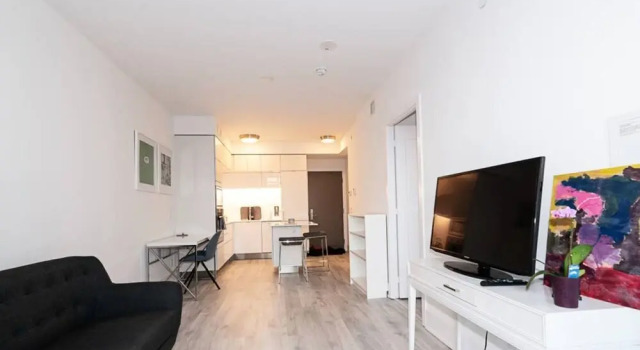 Modern 1 Bedroom Condo With CN Tower Views, Varaa Hotelli Toronto 
