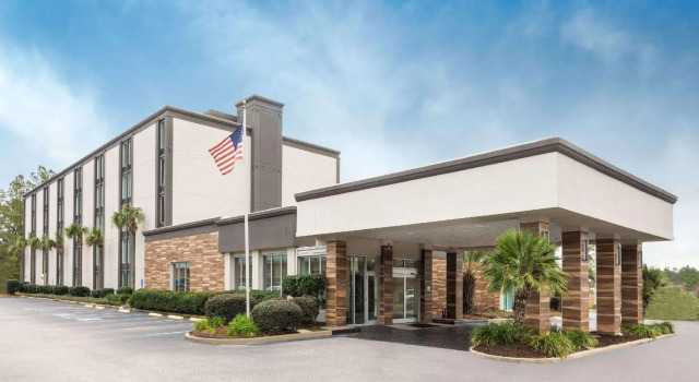 Кровать в общем номере Wyndham Garden Summerville