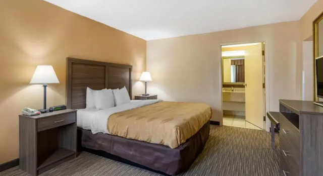 Люкс Quality Inn & Suites Hanes Mall