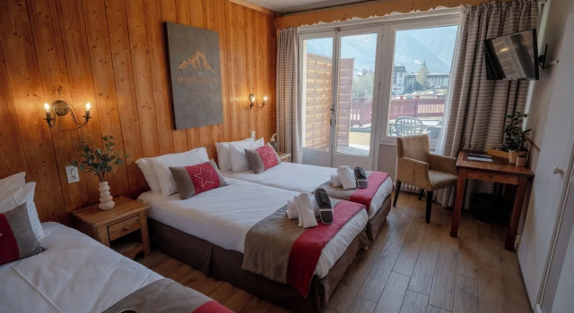 Трёхместный номер Comfort с балконом и с видом на горы Chalet Hôtel La Sapinière
