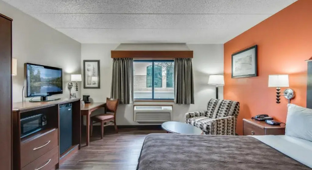 Двухместный номер Standard AmericInn by Wyndham Coon Rapids