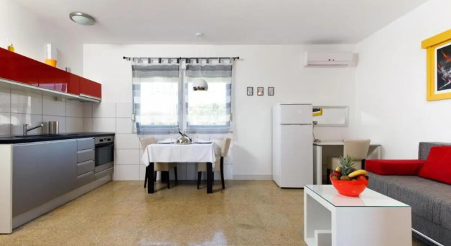 Nice Apartment With a sea View, Prenota Appartamento Hotel a Croatian Islands con piscina, Piscina