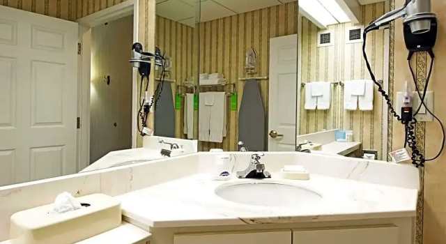 Двухместный люкс c 1 комнатой Hampton Inn by Hilton Ottawa Airport