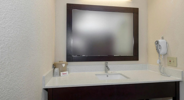 Четырёхместный номер Standard Red Roof Inn Tallahassee - University