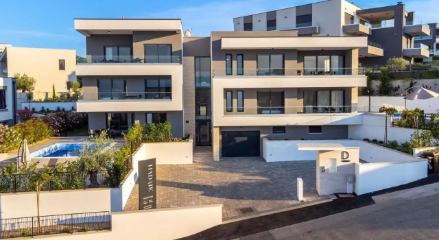 Awesome Apartment in Malinska With Outdoor Swimming Pool, Wifi and 2 Bedrooms, Varaa Huoneisto Hotellit Kvarner Islands uima-altaalla, Uima-allas