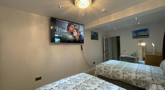 Четырёхместный семейный номер Deluxe Heathrow Garden Lodge