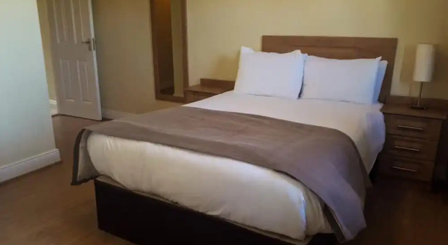 Коттедж с 3 комнатами Knightsbrook Hotel Courtyard Accommodation