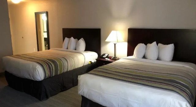 Четырёхместный номер Standard Country Inn & Suites by Radisson, Greenville, NC