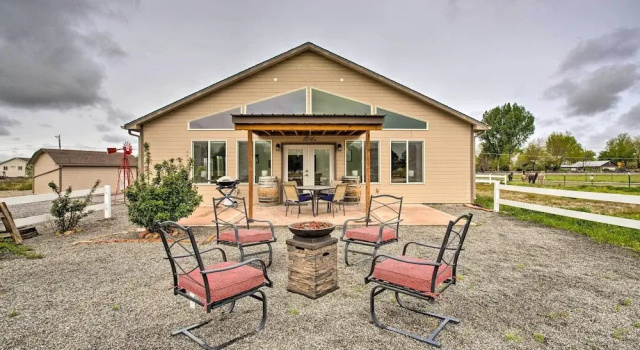 Коттедж The Farmhouse at Grand Valley Getaway w/ Alpacas!