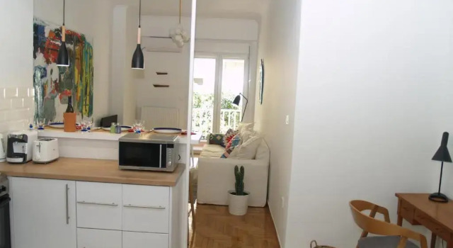 A Refreshed & Rich in Details Apartment in Piraeus (Passalimani - Marina Zeas)