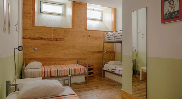 Кровать в общем номере This Is Lisbon Hostel