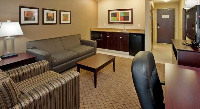 Четырёхместный номер Premium Holiday Inn Hotel and Suites-Kamloops by IHG