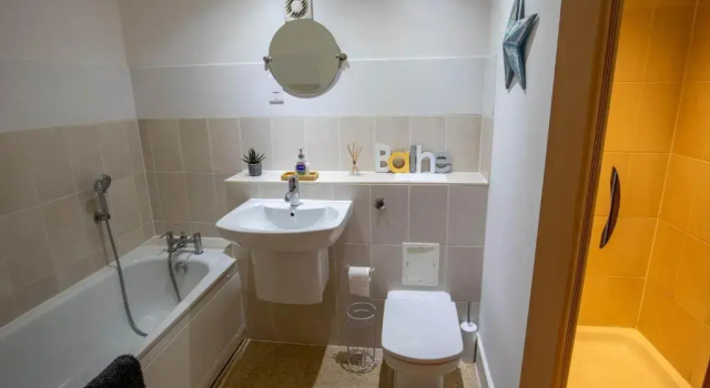 The Chaucer - Modern 3 Bed Home with parking close to city centre