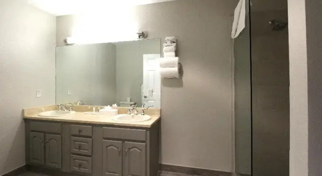 Четырёхместный номер Standard с балконом The Grand Caymanian Resort