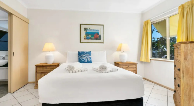 Beachfront Bliss 3-bedroom Apartment with Sea View 4