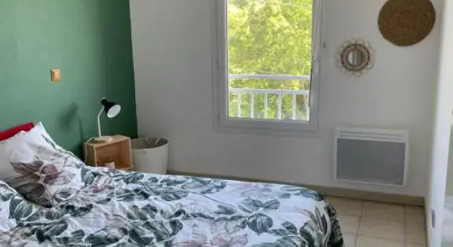 Appartement T2 avec balcon, lumineux, au calme., Rezerwuj Apartament Hotele w Blaye z parkingiem, Parking