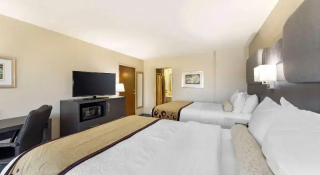 Четырёхместный номер Standard Best Western Plus Madison-Huntsville Hotel