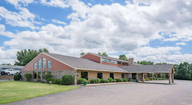 Двухместный люкс Superior AmericInn by Wyndham Detroit Lakes
