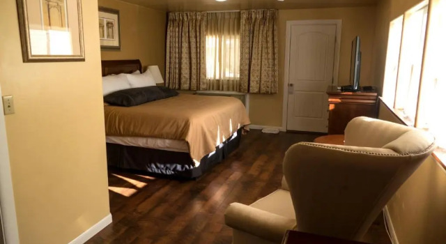 Номер Deluxe Abram Inn & Suites